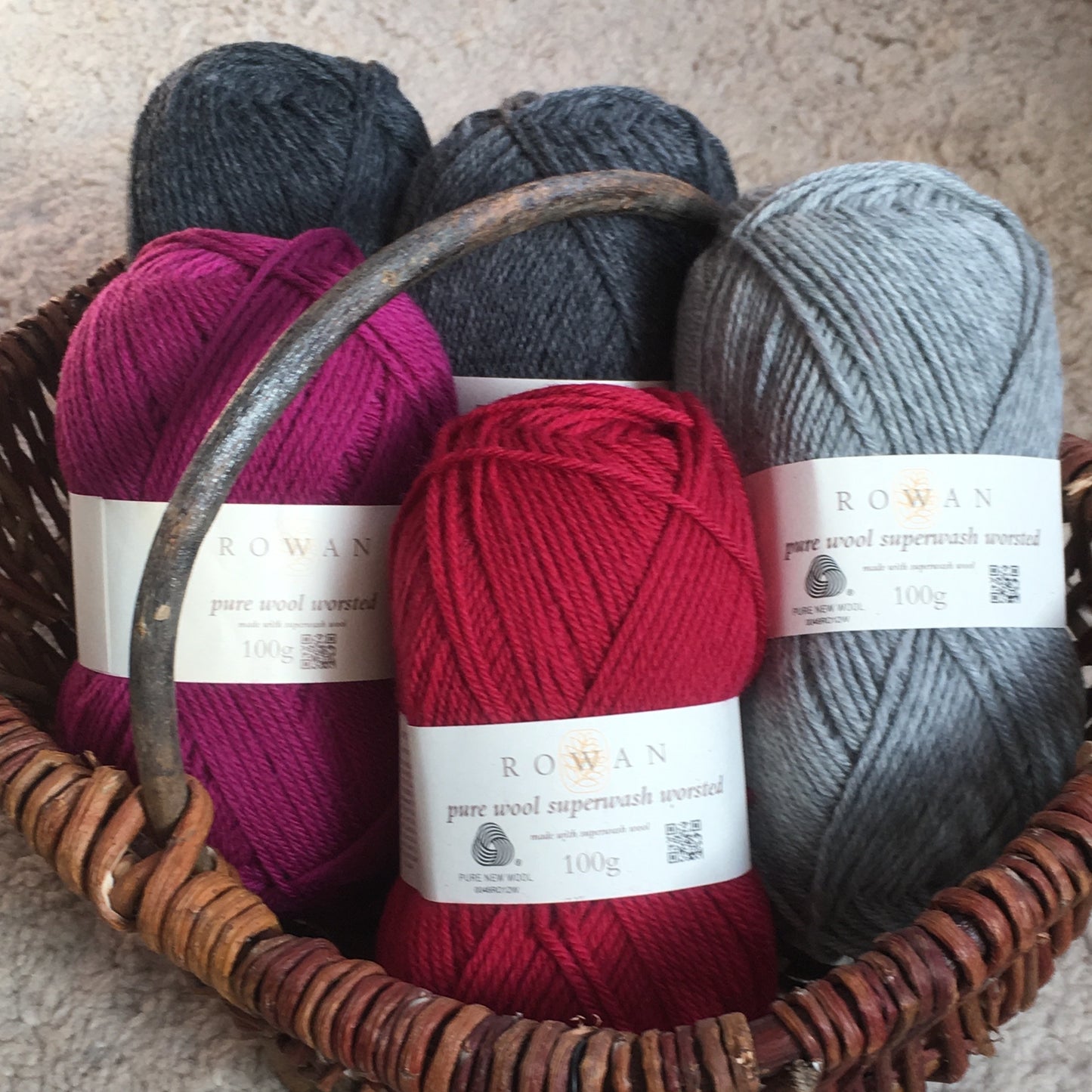 Korb mit mehreren Knäueln pure-wool-superwash-worsted Wolle