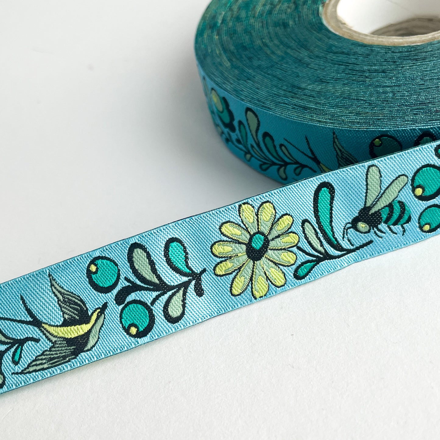 Webband „Blue Birds & Bees" Schwalbe und Biene hellblau Renaissance Ribbons