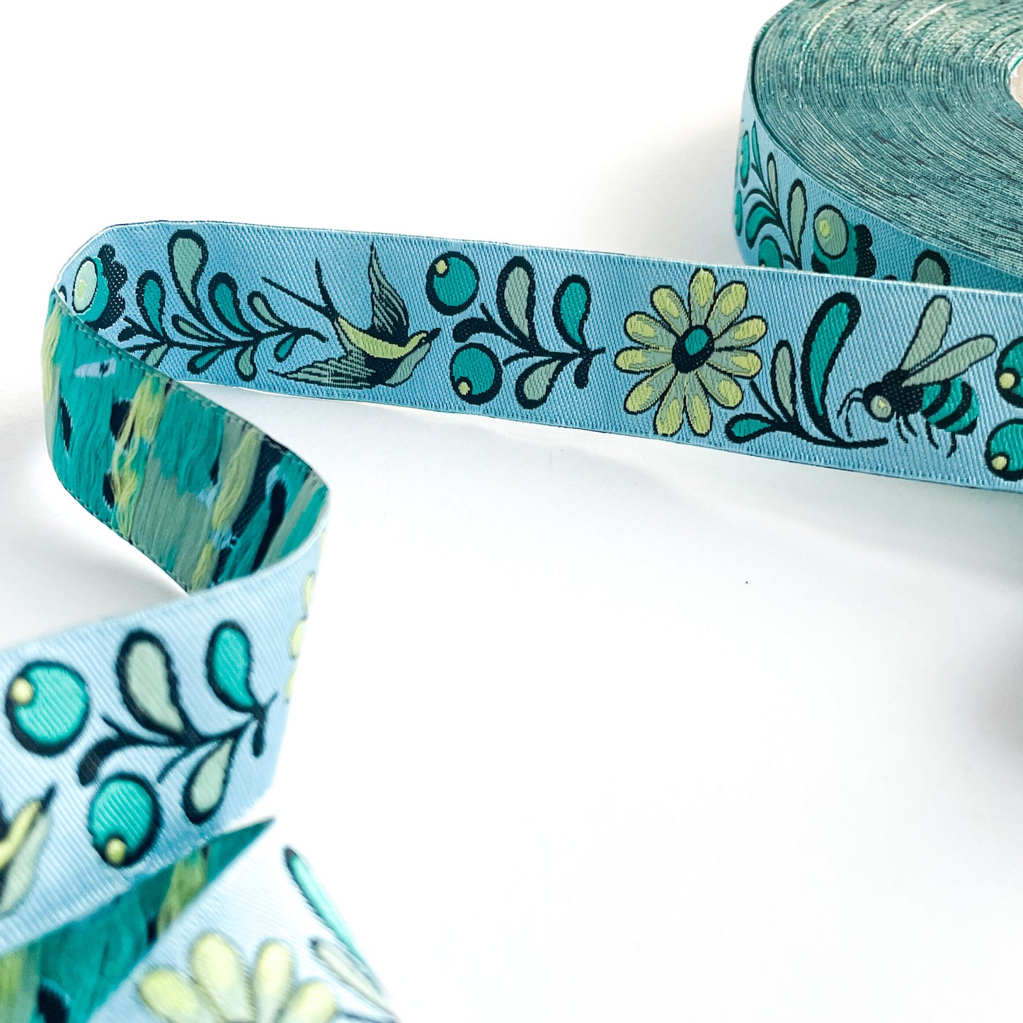 Webband „Blue Birds & Bees" Schwalbe und Biene hellblau Renaissance Ribbons