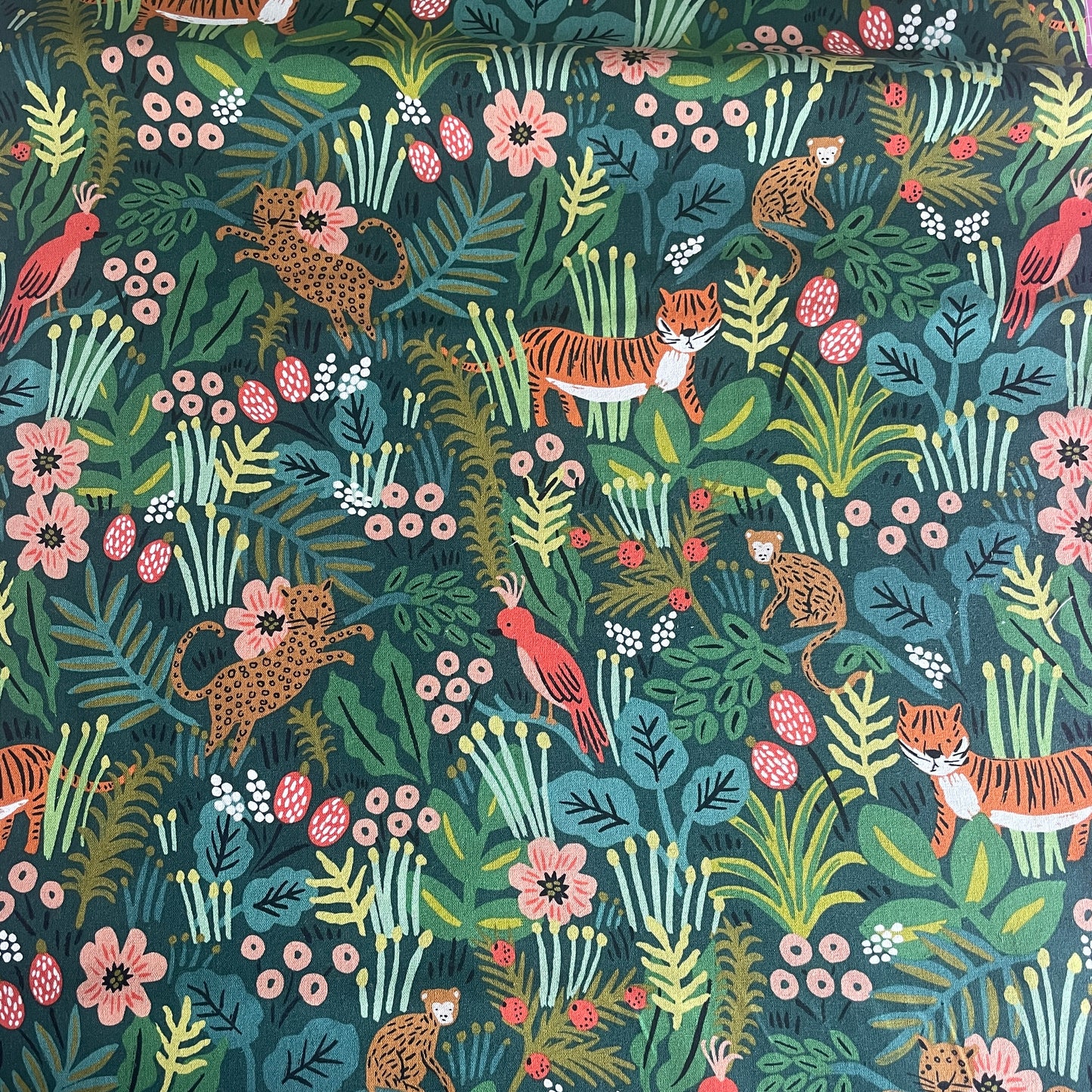 Dschungelstoff Canvas Jungle Hunter von Cotton + Steel auf dunkelgrünem Hintergrund