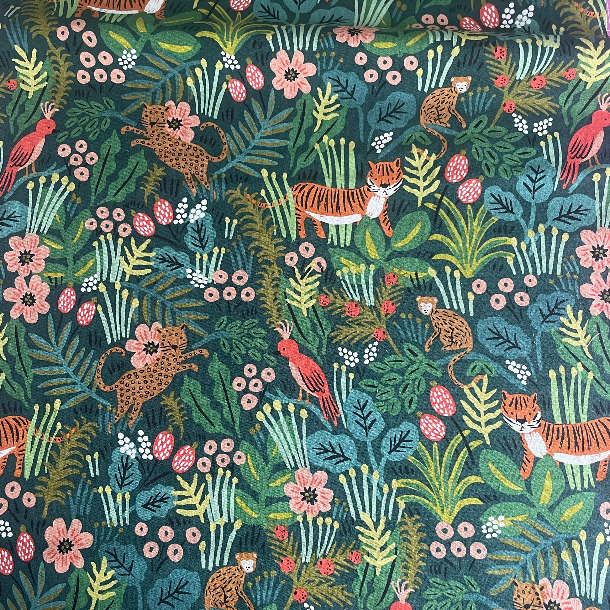 Dschungelstoff Canvas Jungle Hunter von Cotton + Steel auf dunkelgrünem Hintergrund