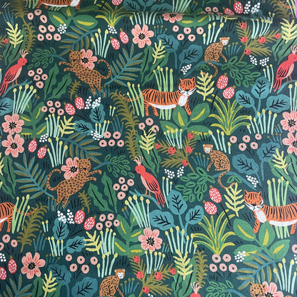 Dschungelstoff Canvas Jungle Hunter von Cotton + Steel auf dunkelgrünem Hintergrund