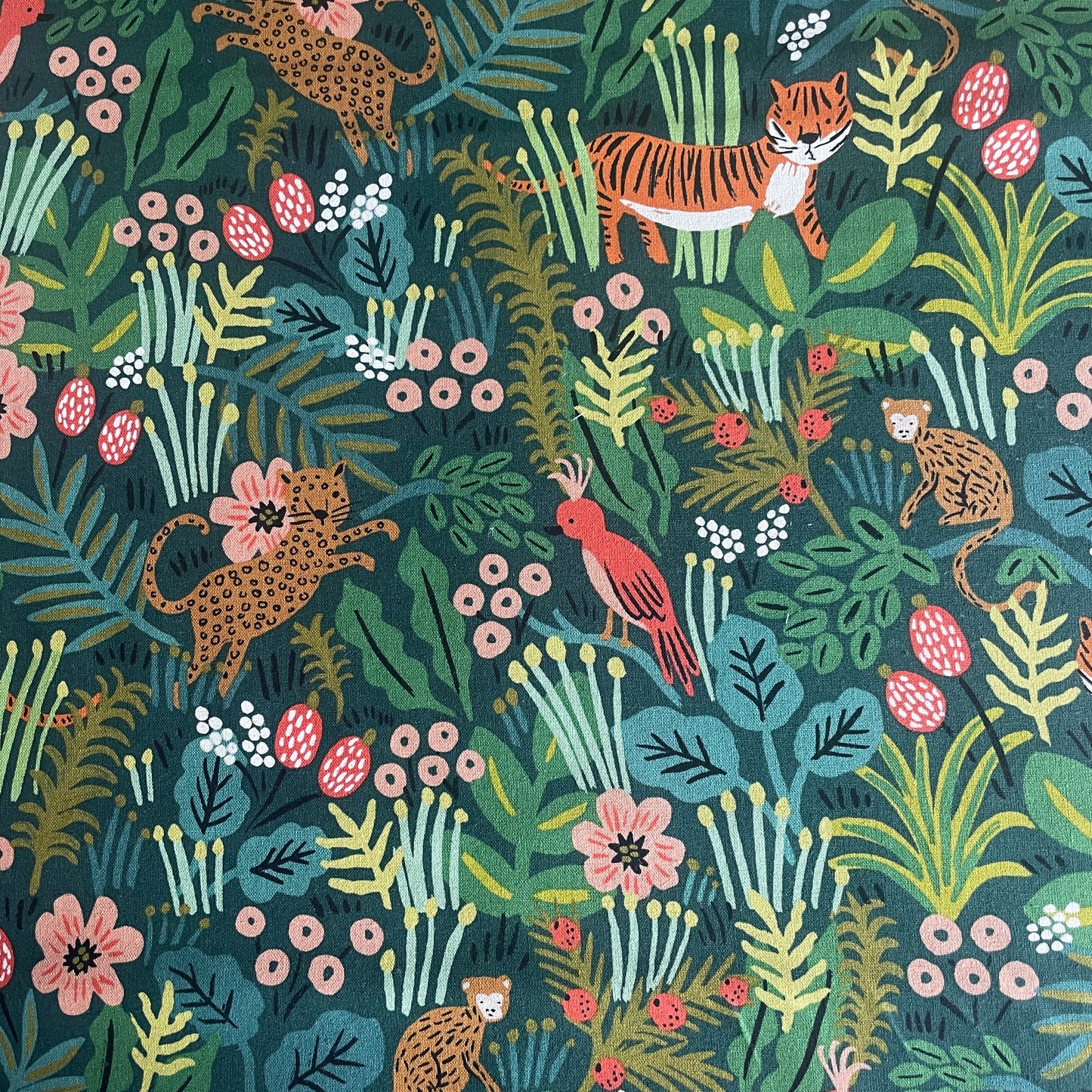 Dschungelstoff Canvas Jungle Hunter von Cotton + Steel auf dunkelgrünem Hintergrund