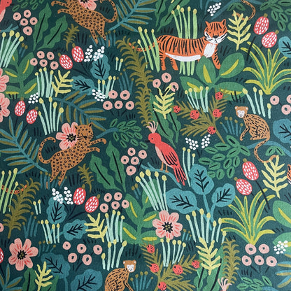 Dschungelstoff Canvas Jungle Hunter von Cotton + Steel auf dunkelgrünem Hintergrund