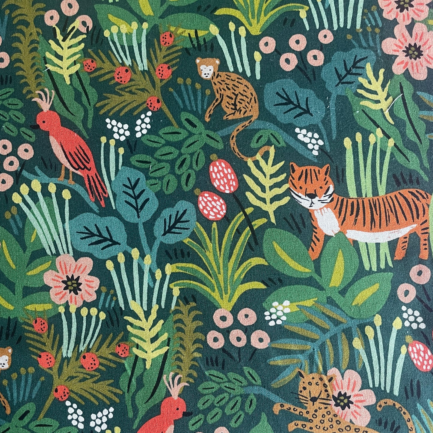 Detailansicht des kleinteiligen Dschungelmotivs Jungle Hunter mit Tiger, Leopard, Affe und Papagei