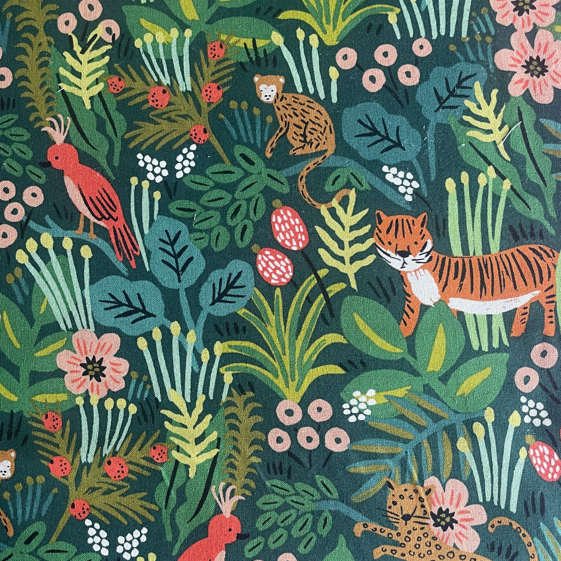 Detailansicht des kleinteiligen Dschungelmotivs Jungle Hunter mit Tiger, Leopard, Affe und Papagei
