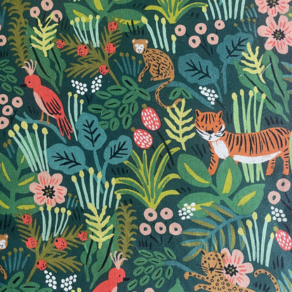 Detailansicht des kleinteiligen Dschungelmotivs Jungle Hunter mit Tiger, Leopard, Affe und Papagei