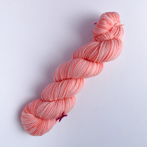 Bio-Wolle „Merry Merino" handgefärbt lachs OOAK (Basisgarn: Rosy Green Wool)