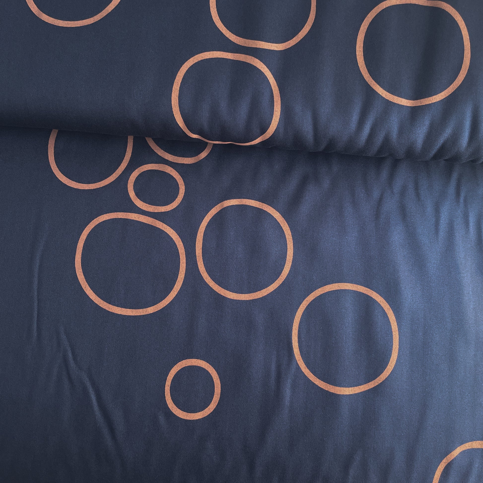 Lyocell Köperstoff Circle Around – Indigo Night – Mind the Maker. Die Anordnung der Kreise ist gut erkennbar - sieht zufällig angeordent aus.