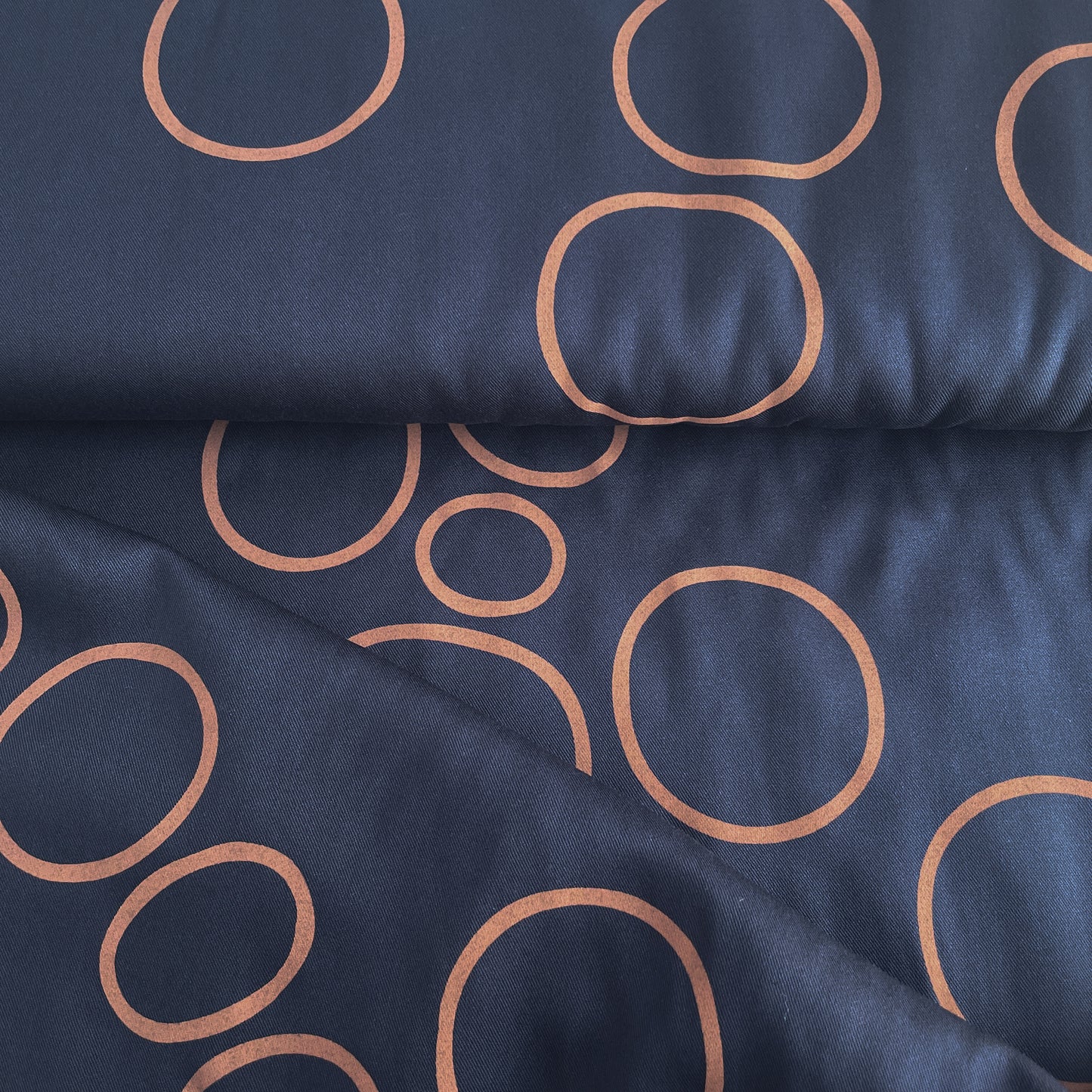 Lyocell Köperstoff Circle Around – Indigo Night – Mind the Maker Nahaufnahme, die diagonale Struktur des Köperstoffes ist gut erkennbar.