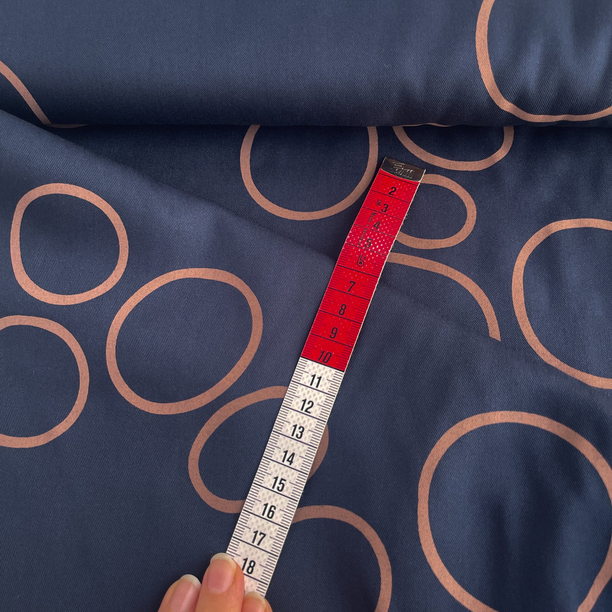 Tencel™ Lyocell Köperstoff Circle Around – Indigo Night – Mind the Maker mit Maßband als Größenvergleich