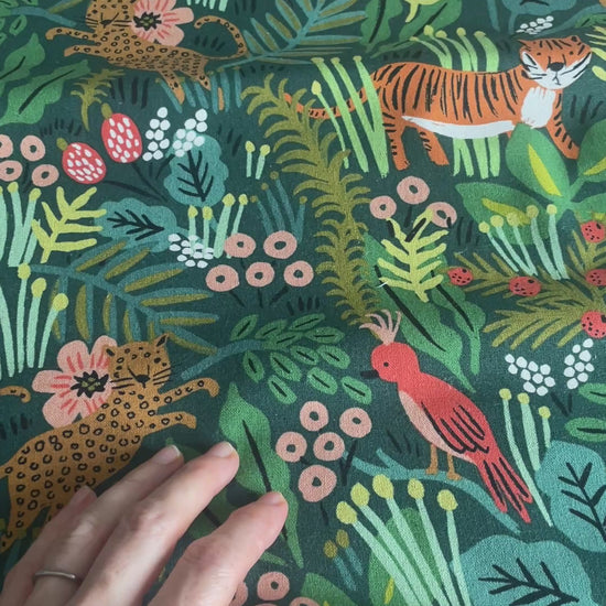 Videoansicht des Dschungelstoffs Jungle Hunter mit Detailaufnahme des Musters und der Stoffoberfläche.