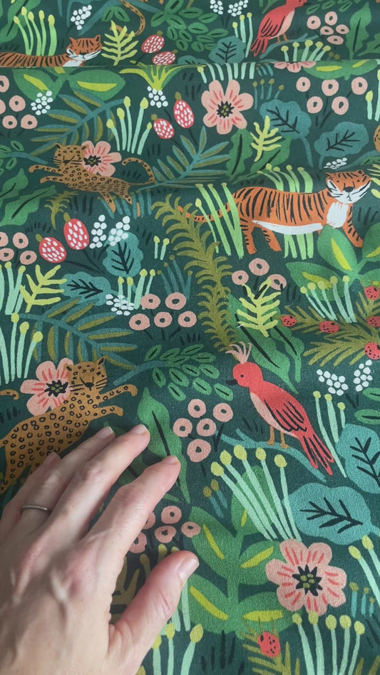 Videoansicht des Dschungelstoffs Jungle Hunter mit Detailaufnahme des Musters und der Stoffoberfläche.