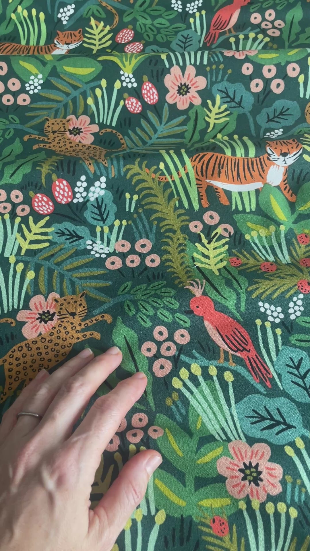 Videoansicht des Dschungelstoffs Jungle Hunter mit Detailaufnahme des Musters und der Stoffoberfläche.