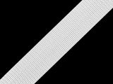 Gurtband in weiß 24mm breit auf schwarzem Hintergrund.